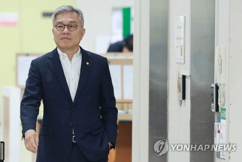 최강욱 더불어민주당 지난 4월24일 서울 서초구 서울중앙지방법원에서 열린 '고발사주 의혹' 관련 손준성 서울고검 송무부장에 대한 속행 공판에 증인으로 출석하고 있다. [연합뉴스]